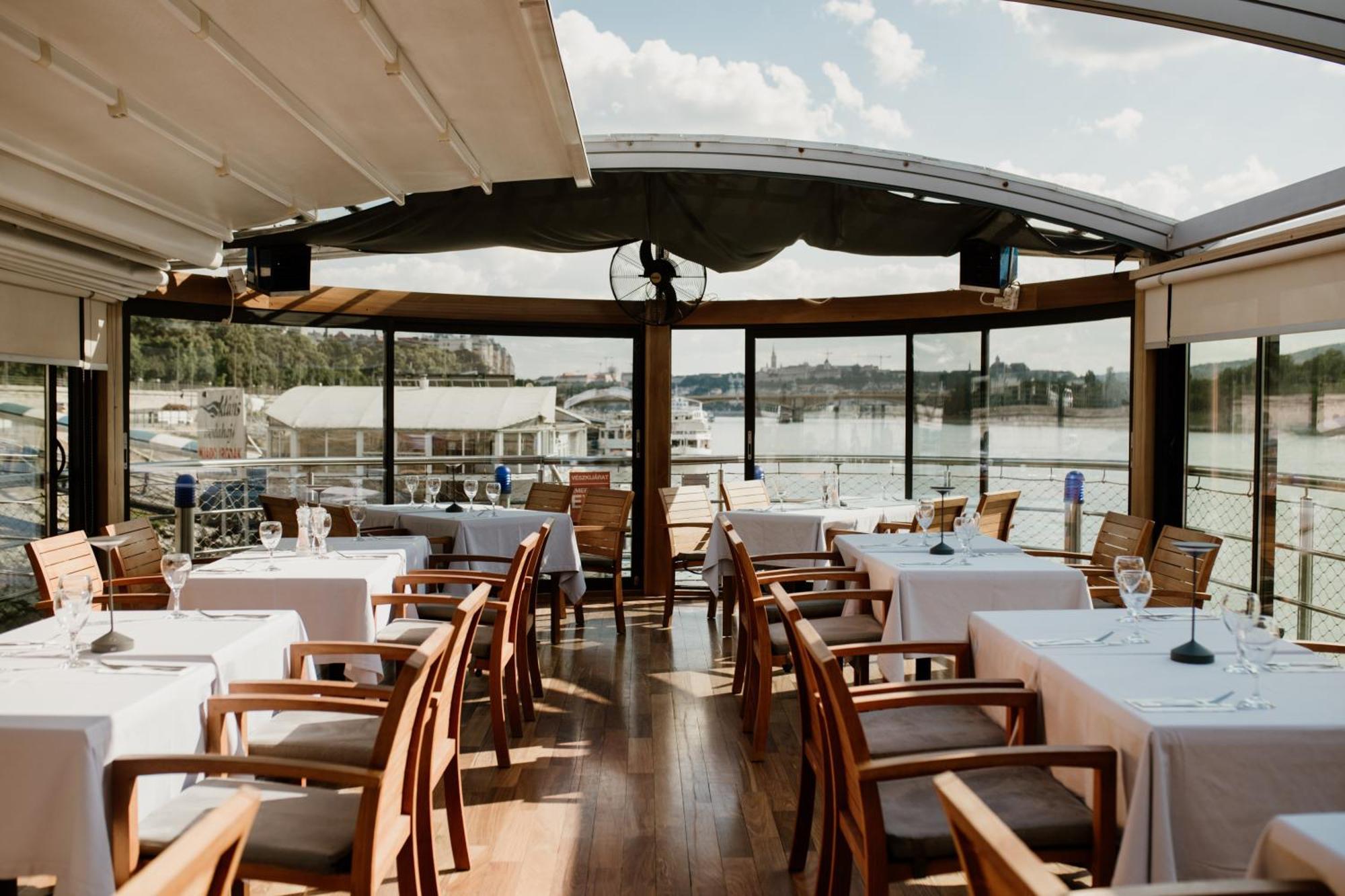 Apartment Vogue Boat